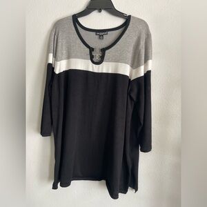 Cable & Gauge Black, Gray & White Colorblock Scoop Tunic with Metal Accent